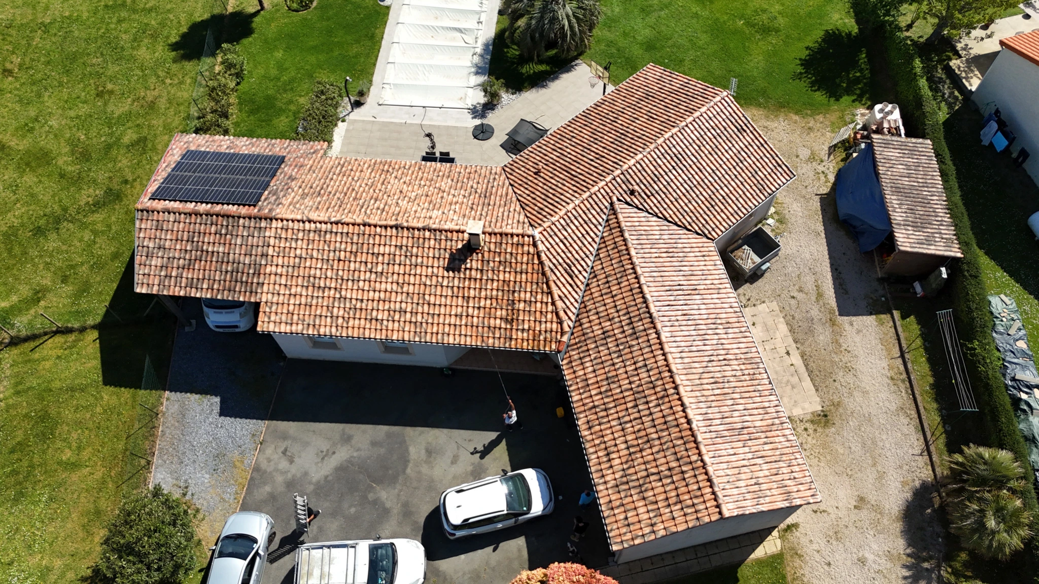 Chantier de démoussage toiture