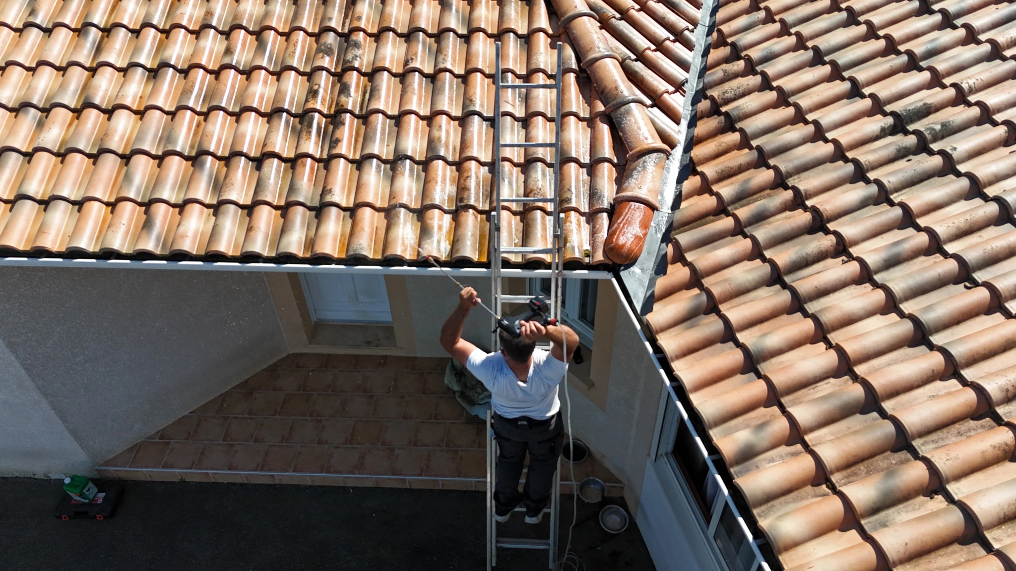 Chantier démoussage de toiture à Pouyastruc dans les hautes-pyrénées près de Trie sur baise