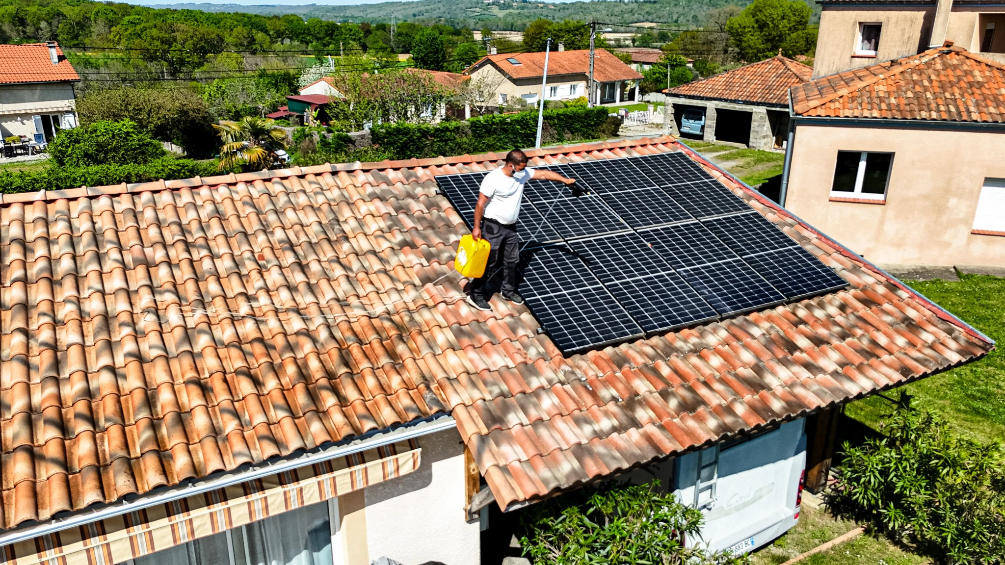 Chantier démoussage toiture à Pouyastruc dans les hautes-pyrénées près de Tarbes
