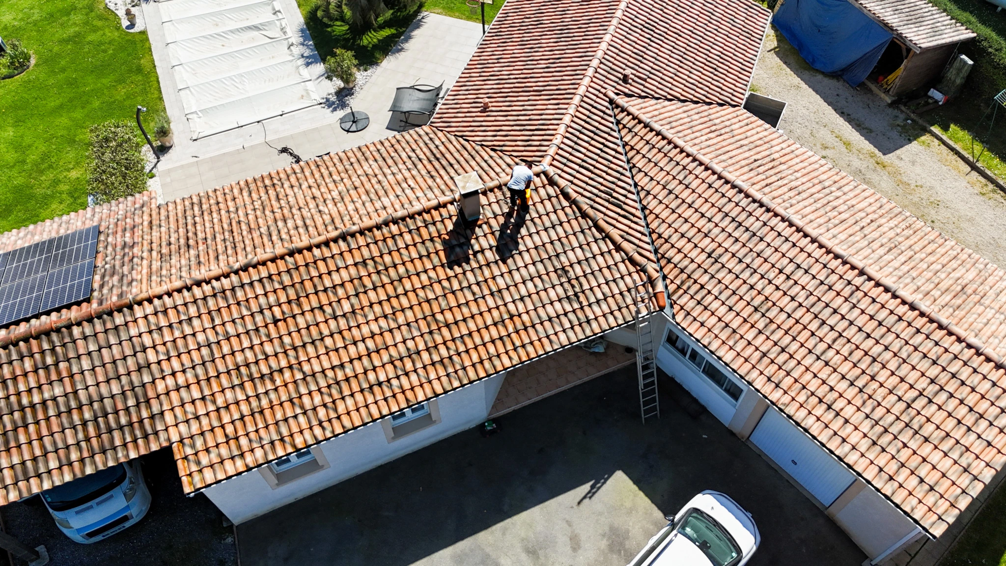 Chantier démoussage toiture à Pouyastruc dans les hautes-pyrénées